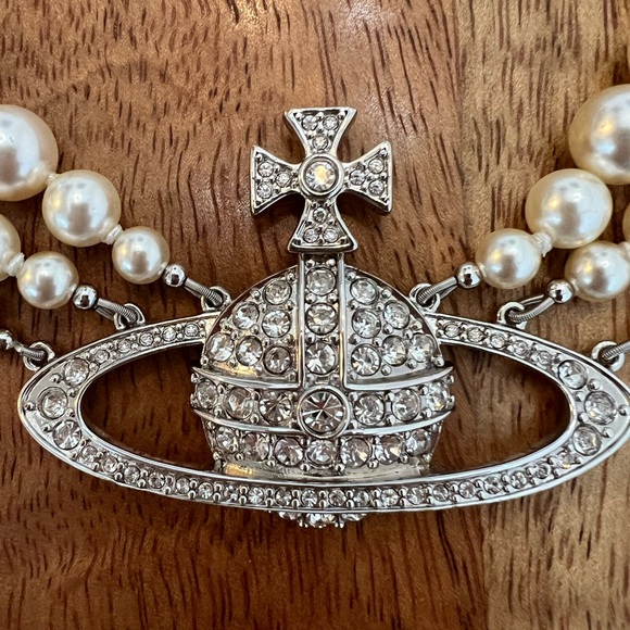COPY - Vivienne Westwood Three Row Bas Relief Pearl Choker - Picture 8 of 15